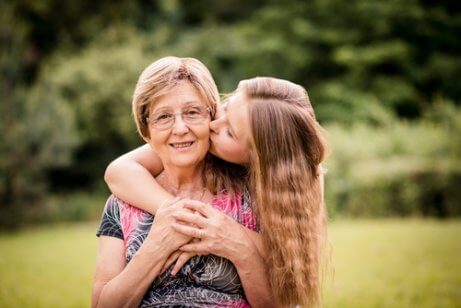 Une fille fait un baiser à sa grand-mère 