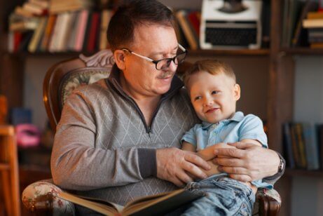 Un grand-père passe du temps avec son petit-fils