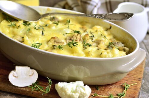 Gratin de pommes de terre et chou-fleur au fromage.