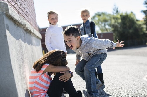 enfants qui se comportent mal en classe