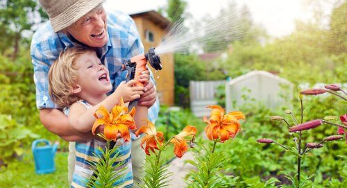 Semer des graines à la maison est un moyen d'apprendre aux enfants et de partager du temps avec eux.