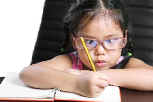 Le strabisme infantile peut être la cause d'autres maladies, comme la paralysie cérébrale ou l'hydrocéphalie.