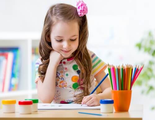 Ne pas oublier de graver le prénom de l'enfant sur sa trousse d'école.