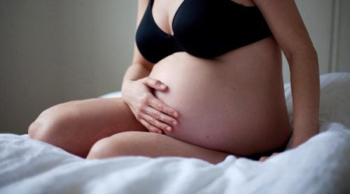 Femme enceinte sur son lit