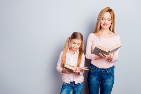 Une mère qui lit avec sa fille