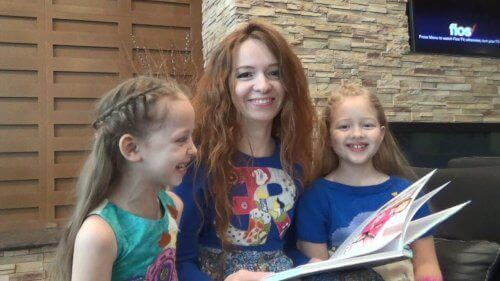 Une mère lit avec ses filles