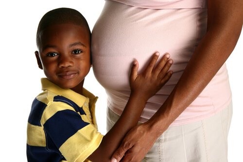 Est-ce une bonne chose qu'un enfant assiste à la naissance du petit dernier ?
