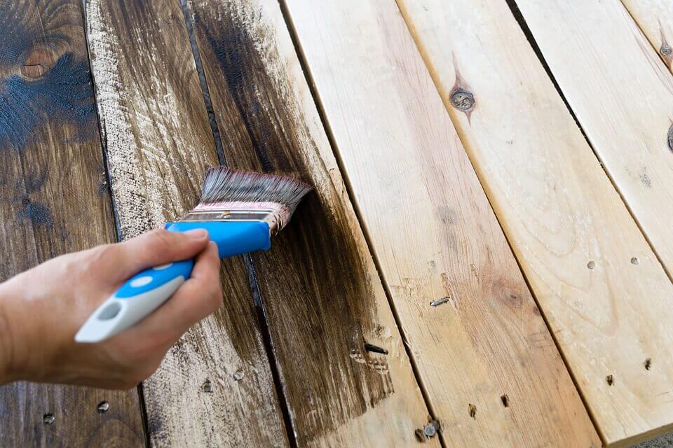 Les produits décapants sont efficaces pour éliminer la peinture sur les meubles.