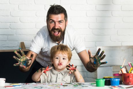 Un père peint avec son fils