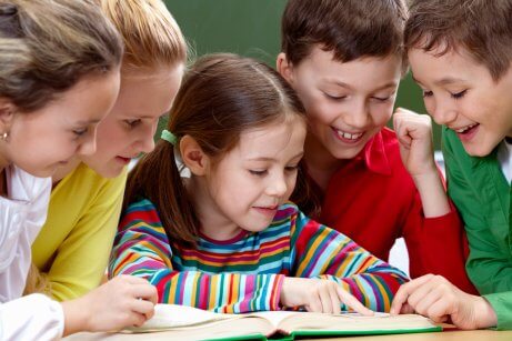 Des enfants en train de faire leurs devoirs