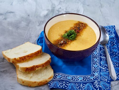 Une soupe au potiron avec des tranches de pain