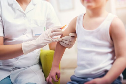 Enfant chez le médecin qui se fait vacciner.