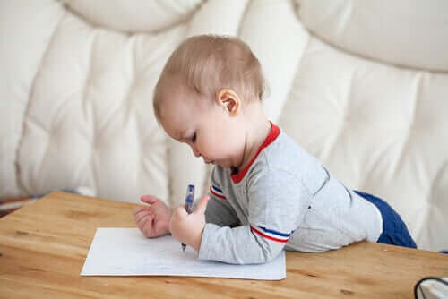 Enfant qui dessine