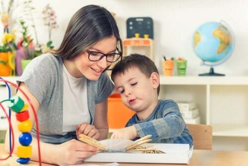 Une enseignantes avec un élève ayant des besoins spécifiques.