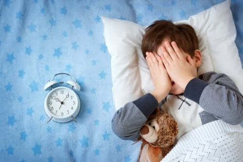 Mon enfant a peur de dormir ailleurs qu’à la maison : que faire ?