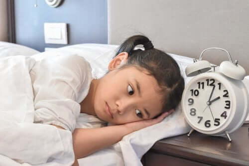 petite fille ayant peur de dormir ailleurs qu'à la maison