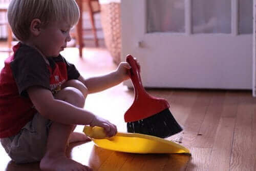 Enfant qui balaie