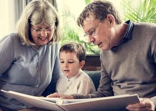 grands-parents lisant une histoire à leur petit-fils