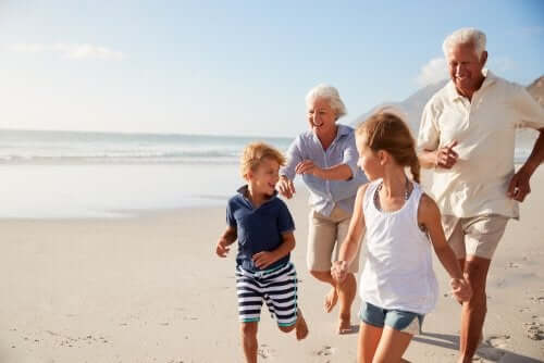 grands-parents courant sur la plage avec leurs petits-enfants