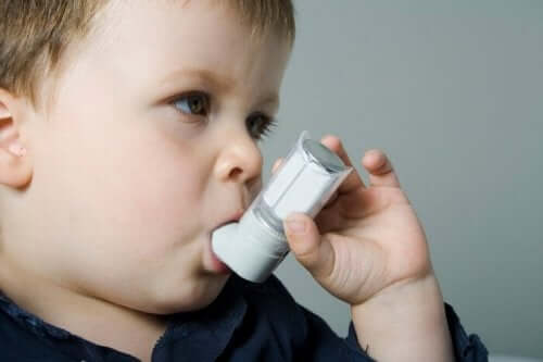 jeune garçon asthmatique qui se soigne
