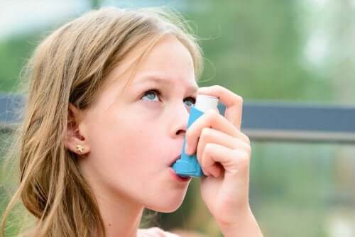 traiter l'asthme des enfants à l'école