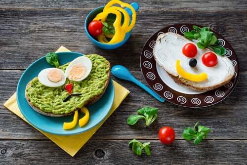 Un repas végétarien avec des tartines d'avocat et de légumes.