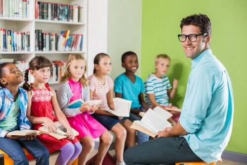 instituteur faisant la lecture à ses élèves