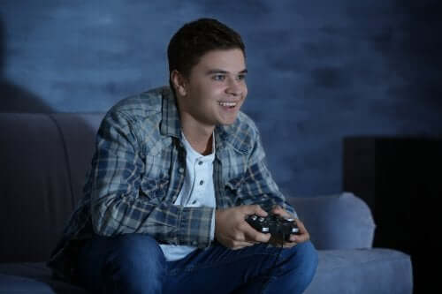 Adolescent qui joue aux jeux vidéo