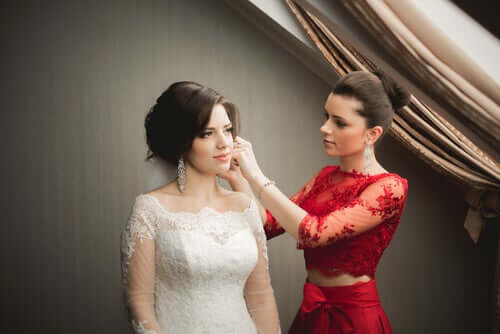 Demoiselle d'honneur aidant la mariée