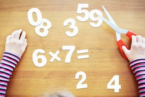 Opérations de mathématiques avec des chiffres découpés dans du papier