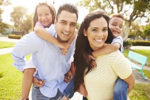 Un couple avec deux enfants.