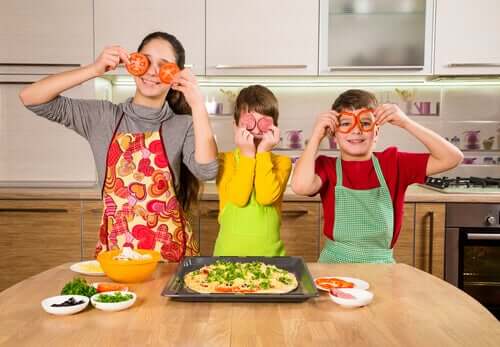 enfants cuisinant une pizza