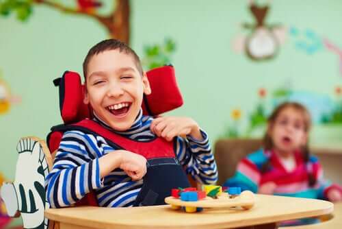 Un enfant handicapé souriant