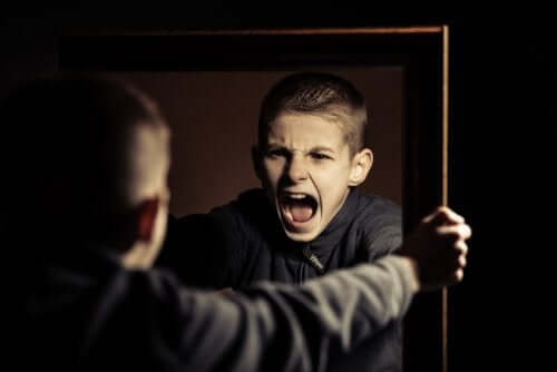 Enfant qui hurle seul face à un miroir