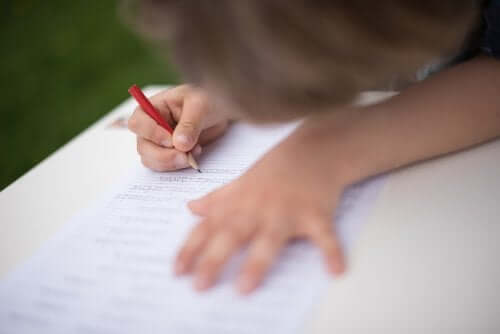Un enfant qui fait des lignes d'écriture.
