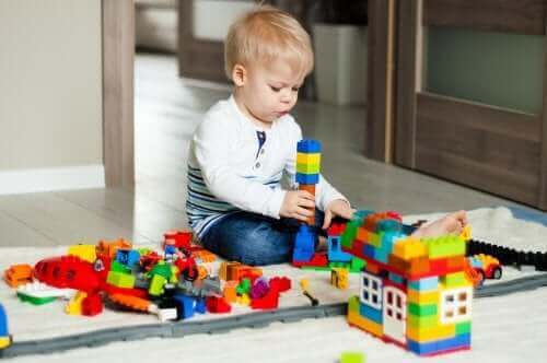 Un enfant qui joue avec un jeu de construction.