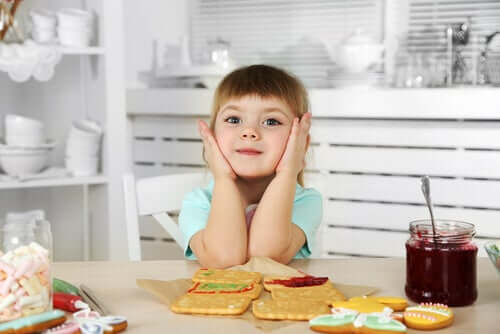 Une petite fille qui mange son goûter