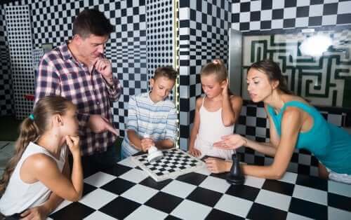 Enfants et parents dans un escape-game