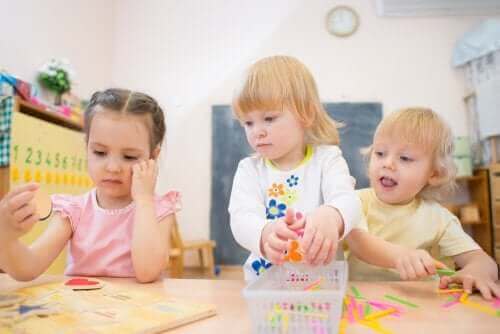 Trois enfants qui jouent ensemble.