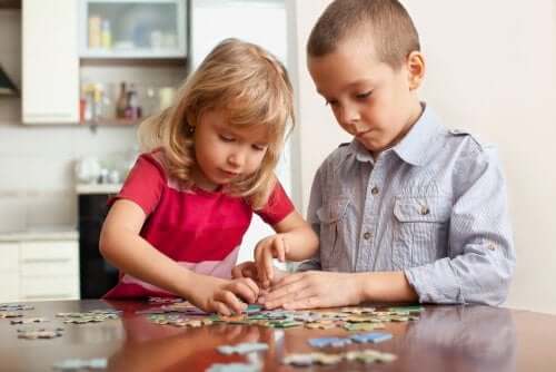 Stimuler l'esprit des enfants : deux enfants qui font un puzzle