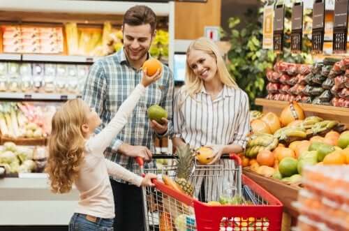 Petite fille qui fait les courses avec ses parents