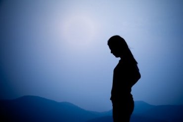 Femme seule dans la nuit après un avortement