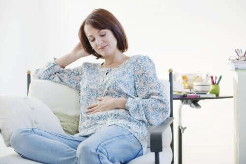 Une femme assise et enceinte