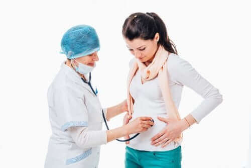 Une femme enceinte en consultation.