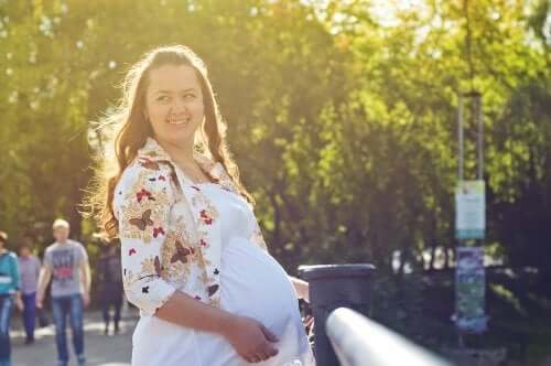 Une femme enceinte qui sourit.