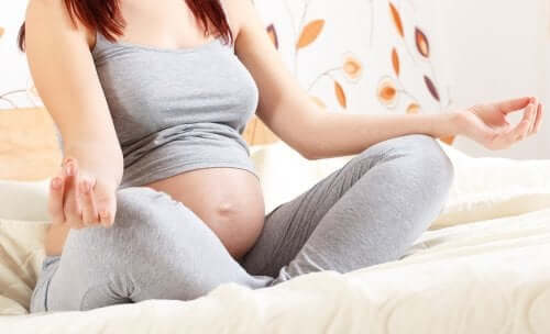 Femme enceinte qui fait de la relaxation