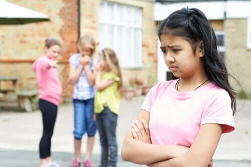 Attachement évitant entre jeunes filles