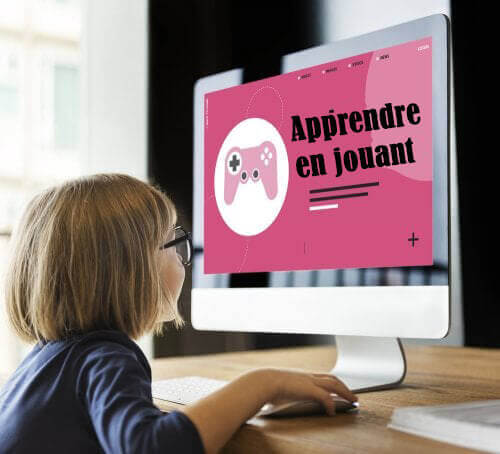 Une fille apprenant sur un ordinateur