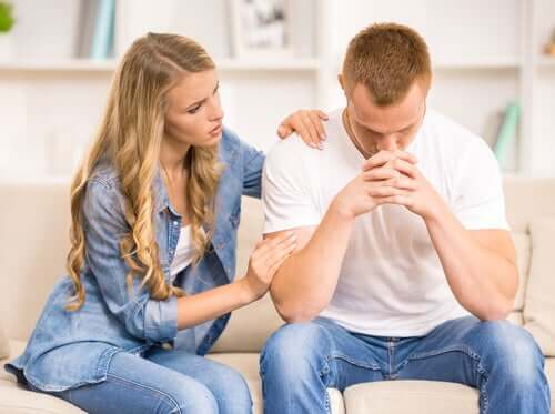 Un homme effondré devant sa femme