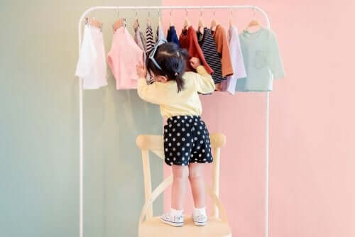 Petite fille qui choisit des vêtements